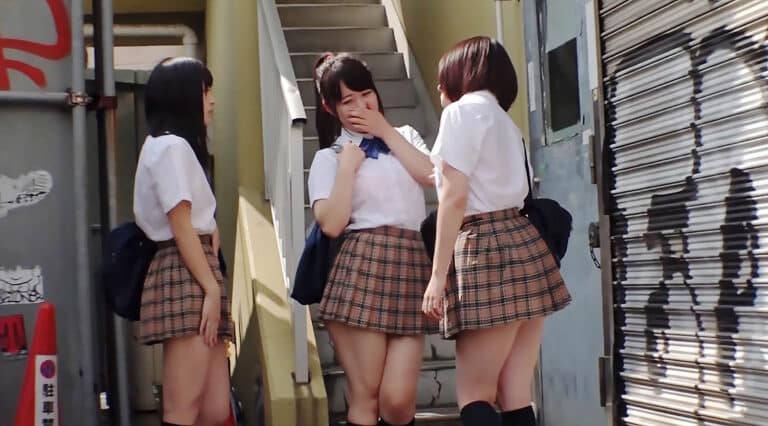 画像01｜1sw00436｜女子校生の汗や雨で濡れた透けブラとパンチラって最強だよね。街で偶然見かけた女子校生の透けブラとパンチラをず～と見てたら、不審者と思われて逃げられた。だけど再び見かけた時には、テレながらも女子からパンチラを見せてくれる実はエッチ大好きな女の子たちだった。