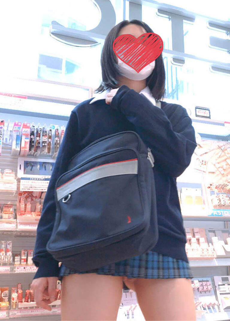 画像003｜209319645164babe1f8｜[4K]えちえちJK盗撮No.81#青チェ#Tバック 過去一際どい食い込みTバックから尻穴と具がハミ出しモロ見え大開脚！