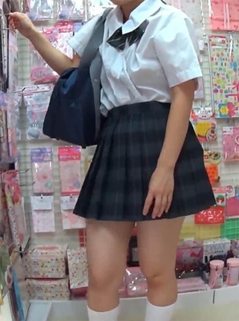 画像12｜778876｜【むき出しま●こ】暑い日は、エアコンの効いたお店でショーツをずらしてま●こを、むき出しにして・・・