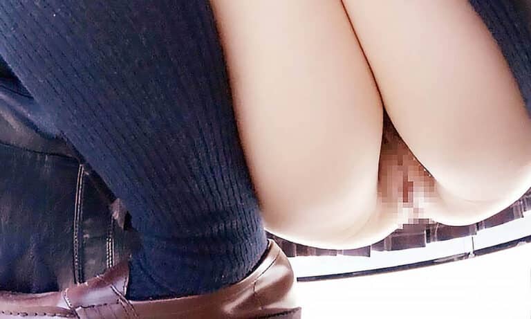 画像01-06｜1683684｜【びらびらま●こ】ぬるぬるのびらびらま●この端っこに、白いティッシュが・・・もちろん、アナルもむき出し!!市民プールの近くのお店でローアングルから・・・