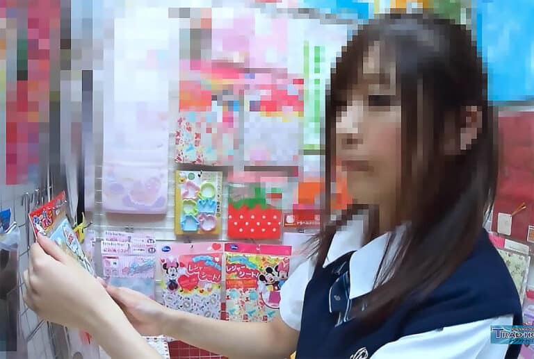 画像02-03｜1683684｜【びらびらま●こ】ぬるぬるのびらびらま●この端っこに、白いティッシュが・・・もちろん、アナルもむき出し!!市民プールの近くのお店でローアングルから・・・
