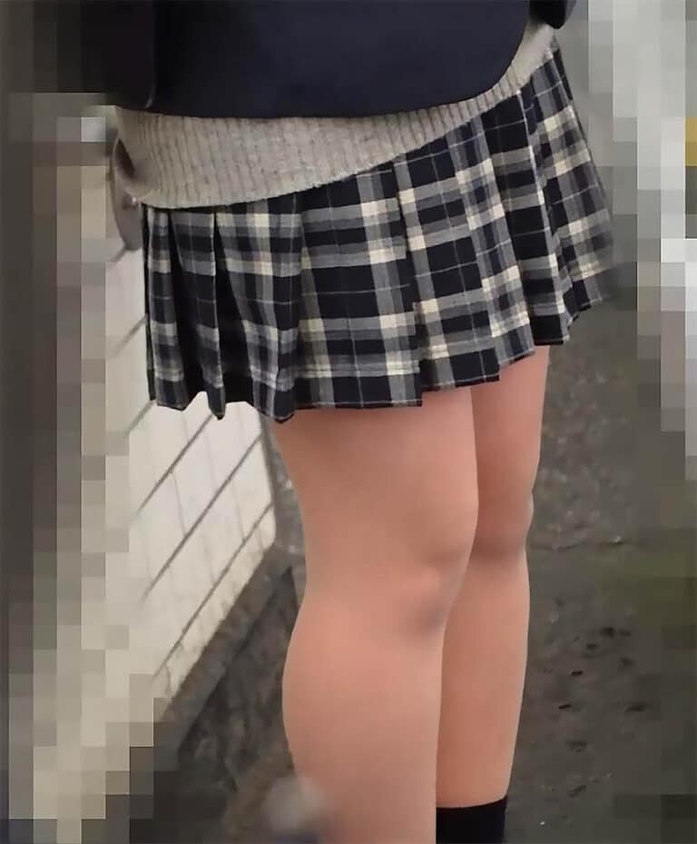 画像2｜2804339｜【電車 #15】《ポニーテール■リ女》大量潮吹きパ●パン■リまんこを種付け集団囲い込み中出しで堕とす！