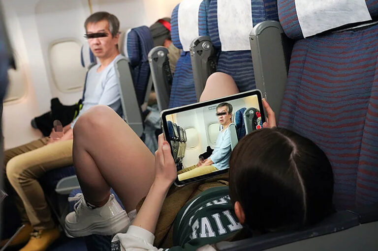 FANZA画像名15｜1dandy00867｜機内で遊ぶちびっこのパンチラで勃起したら隠れフェラでねっとりシャブられて騎女られた