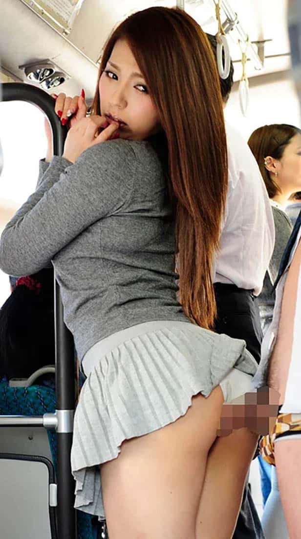 画像19｜1sw00818｜ミニスカートで満員バスに乗っただけなのに…スカートめくりあがりパンツ丸見え！興奮した勃起チ○ポがデカ尻とワレメに突き刺さり車内で立ったままヤラレた15人240分スペシャル