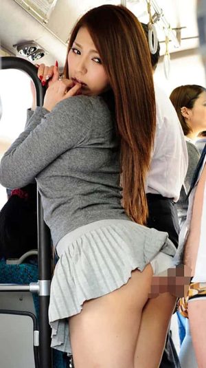 画像19｜1sw00818｜ミニスカートで満員バスに乗っただけなのに…スカートめくりあがりパンツ丸見え！興奮した勃起チ○ポがデカ尻とワレメに突き刺さり車内で立ったままヤラレた15人240分スペシャル