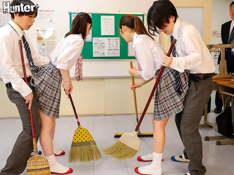 画像9｜huntb00735｜『バレずにイケる？』教室でスカート内ちょいハメSEX！エッチな女子〇生の間で流行ってます！教室で小悪魔女子による休み時間＆放課後の危険な遊び